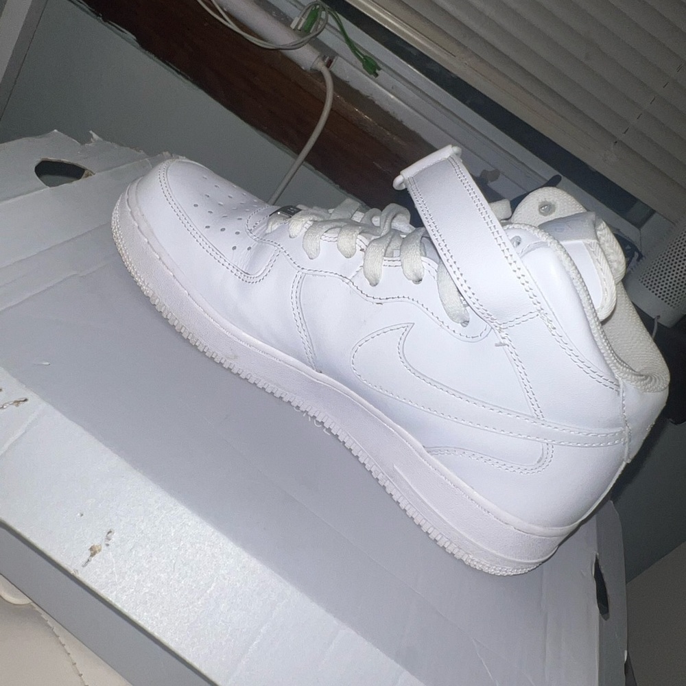 WHITE MID AIR FORCE 1’S